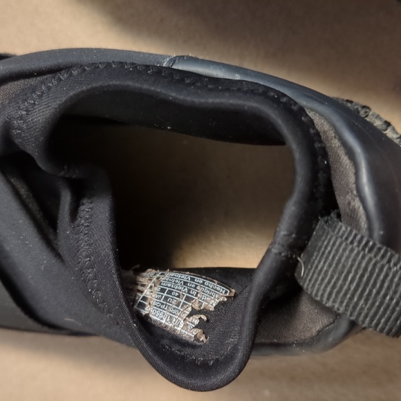 Ugg Neutra Sneakers: Comfort Meets Style in Black - Picture 12 of 13